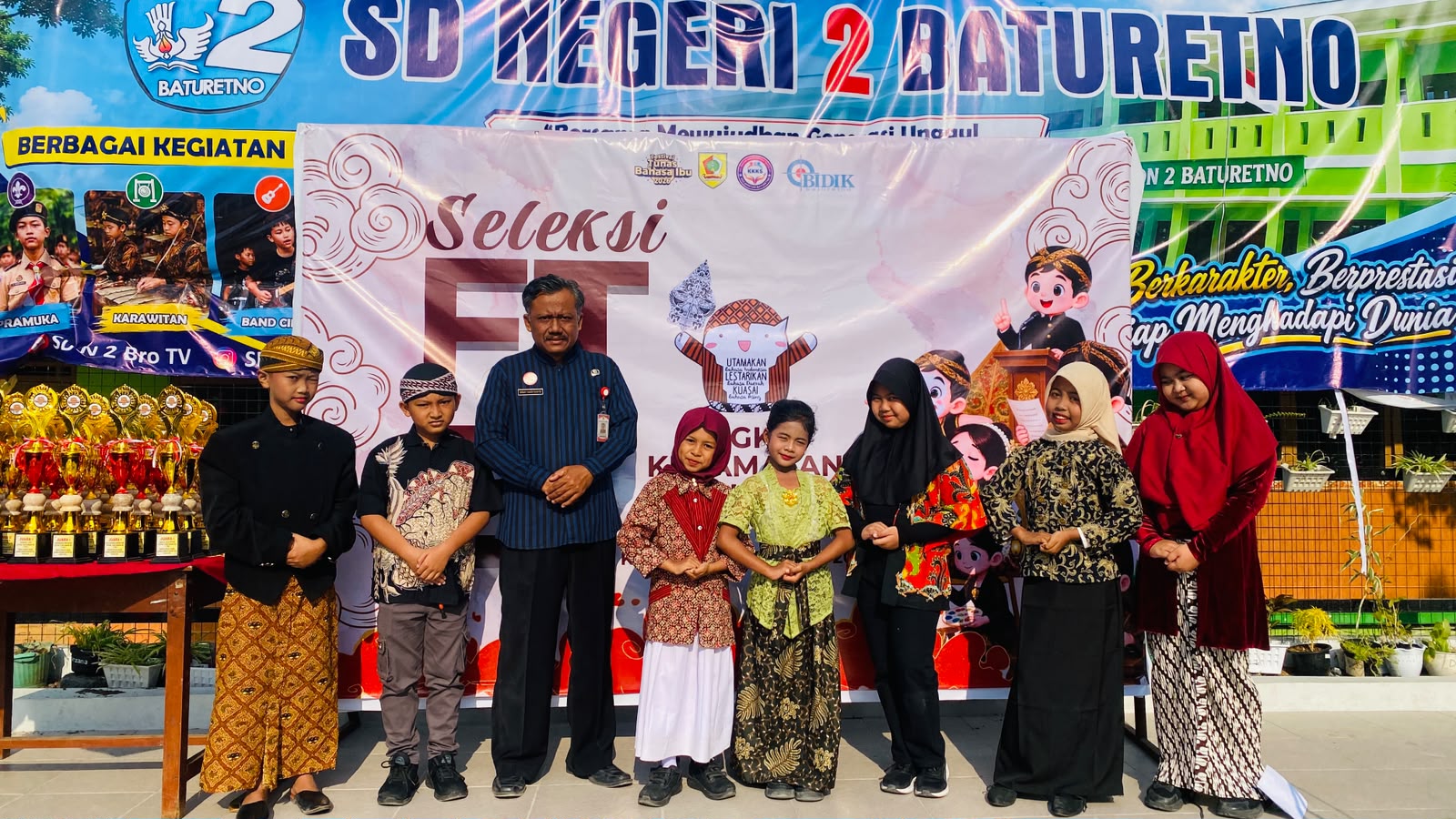 Perwakilan siswa SD Negeri 2 Baturetno berfoto bersama kepala sekolah dan pendamping usai mengikuti Seleksi Festival Tunas Bahasa Ibu (FTBI) Tingkat Kecamatan Baturetno, Kamis (17/9/2026).